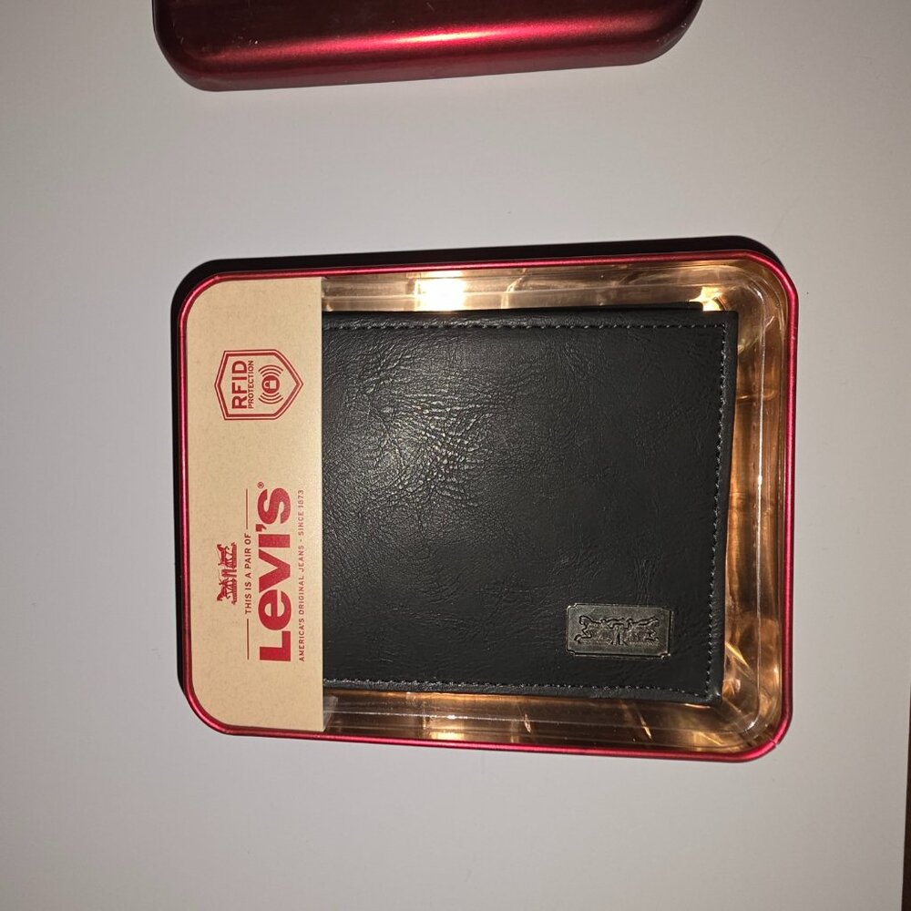 NIB Men's black leather Levi's bifold wallet.